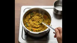 प्रेशर कुकर उघडला आणि मसूर हलक्या हाताने कुस्करून घट्ट, चांगले मिसळलेले मिश्रण बनवले. आवश्यक असल्यास गरम पाणी घालावे.