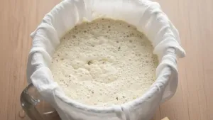 आंबवलेले साबुदाणा कापडाच्या भांड्यात.