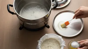 पिठात वाफाळण्यासाठी ग्रीसिंग प्लेट.