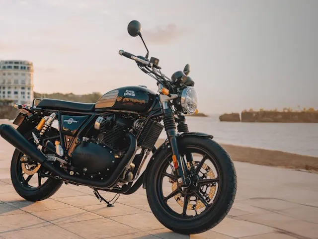 रॉयल एनफील्ड इंटरसेप्टर 650 ब्लॅक आउट 740