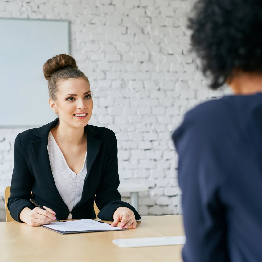 रिव्हर्स रिक्रूटरसह कार्यकर्ता बैठक