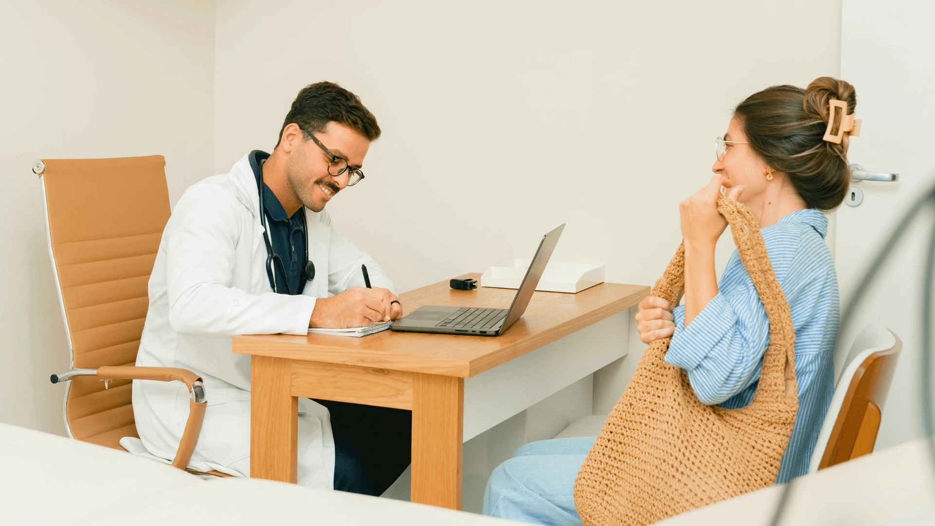 रुग्णाला जे वाटत आहे ते सामान्य आहे की नाही याबद्दल विचारत असल्यास त्यांच्या डॉक्टरांकडून चांगली काळजी घ्या