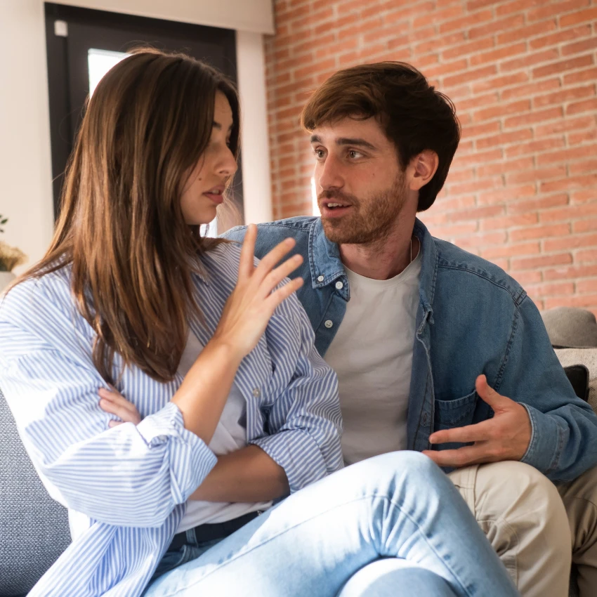 जोडप्याने पैशावर जोर दिला त्याबद्दल बोलणे टाळा विज्ञान म्हणते बायकांना वाटते की पती बचत करतात सुखी वैवाहिक जीवन