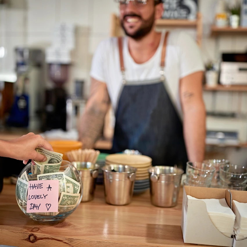 बरिस्ता टिपणारी व्यक्ती