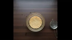 चणा डाळ शिजवण्याआधी मऊ होण्यासाठी पाण्याच्या भांड्यात धुवून भिजवली जाते.