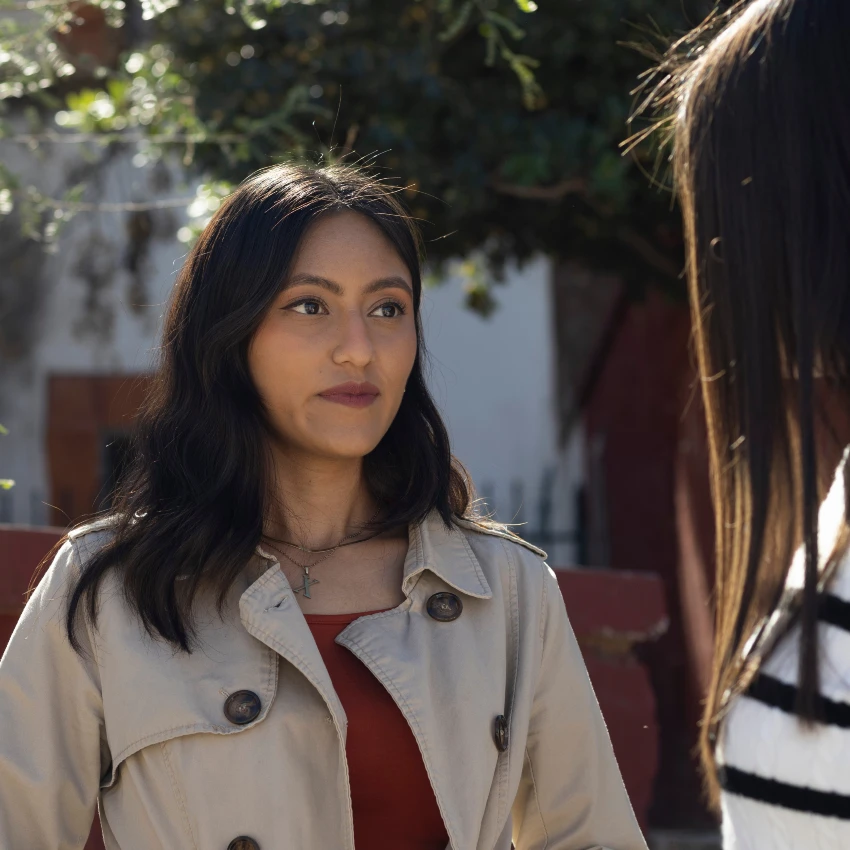 स्त्री तिचे ओठ मागे खेचणारी भितीदायक देहबोली चिन्हे