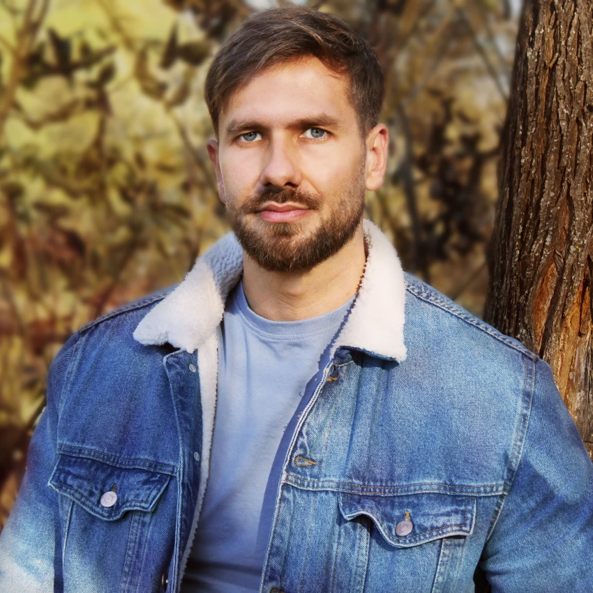 संतापलेला माणूस चिडून शांत उभा राहणे ही भितीदायक देहबोली कोणीतरी चांगली व्यक्ती नसल्याची खूण आहे