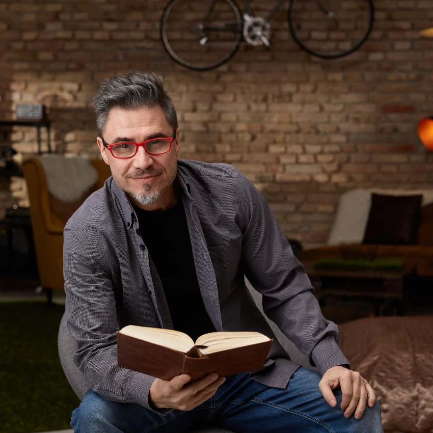 ज्या माणसाने धीमे होण्यासाठी आणि वाचण्यासाठी वेळ काढला तो जीवन त्याच्यावर जे काही फेकतो त्याला सामोरे जाणे चांगले आहे