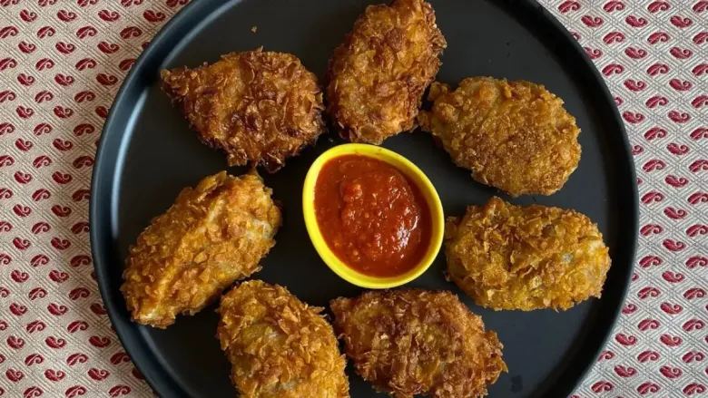 मोमोज केच अपसह प्लेटवर सर्व्ह केले जातात