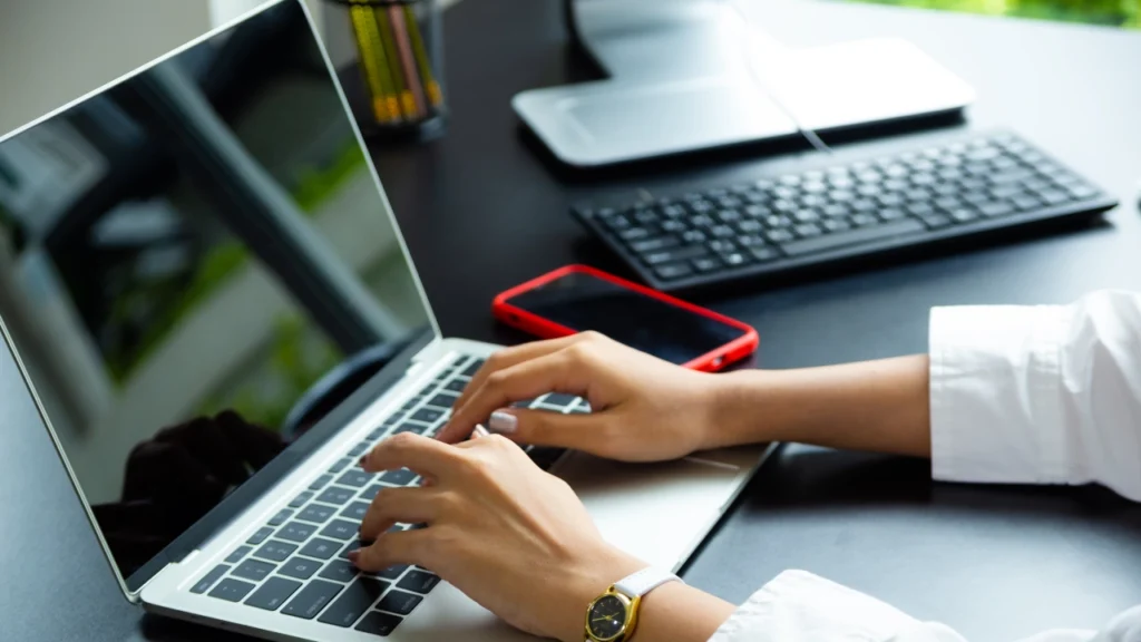 विद्यार्थ्यांना परवडणारे लॅपटॉप