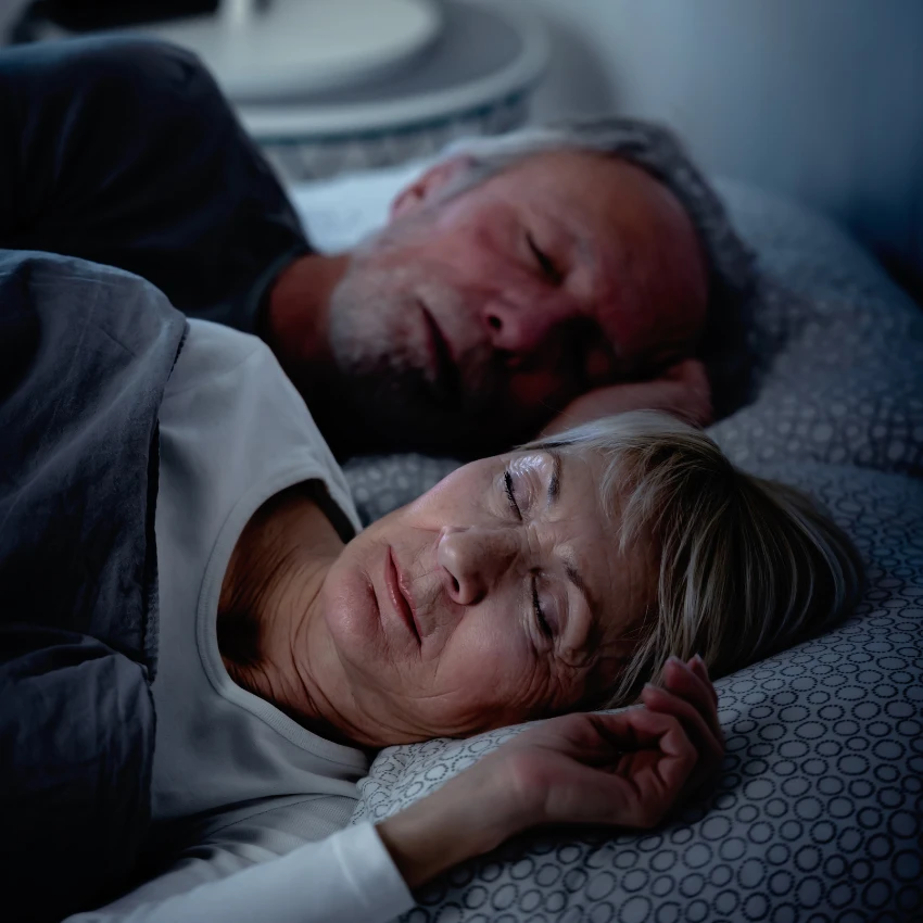 जोडपे ज्यांना रात्रीची विश्रांती मिळते कारण ते झोपण्याची वेळ सामायिक करतात