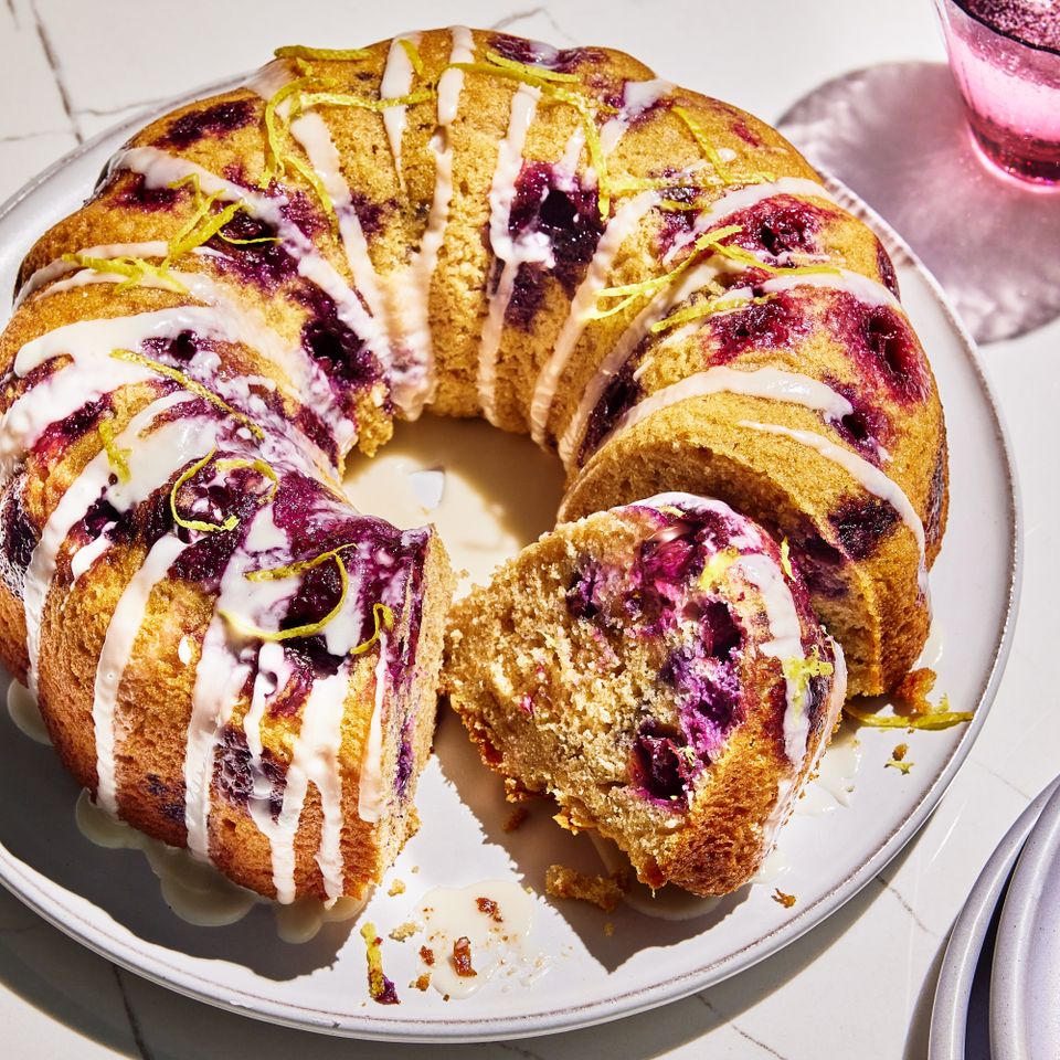 ताज्या ब्लूबेरी बंडट केकचा रेसिपी फोटो छायाचित्रकार: मॉर्गन हंट ग्लेझ, फूड स्टायलिस्ट: मार्गारेट मनरो डिकी, प्रॉप स्टायलिस्ट: प्रिसिला मॉन्टिएल