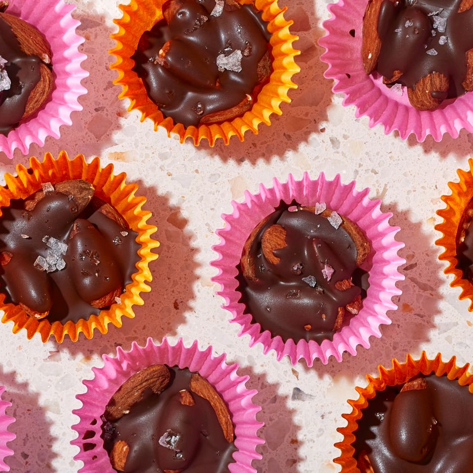 डार्क चॉकलेट बदाम क्लस्टर्सचा रेसिपी फोटो छायाचित्रकार: ग्रँट वेबस्टर, फूड स्टायलिस्ट: हॉली ड्रेसमन, प्रॉप स्टायलिस्ट: जोसेफ वानेक