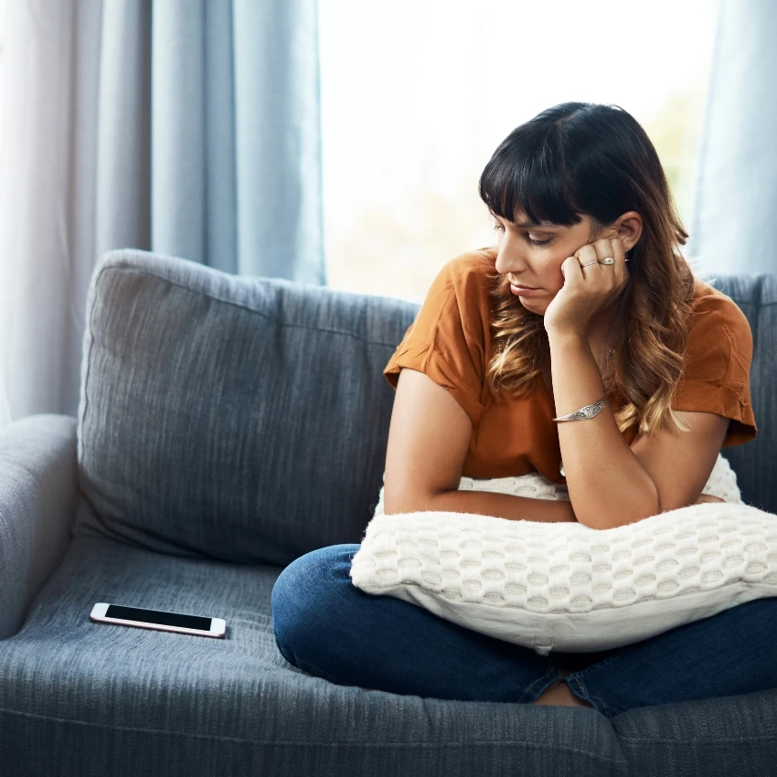 नार्सिसिस्ट मजकूर संदेशांची वाट पाहत आहे