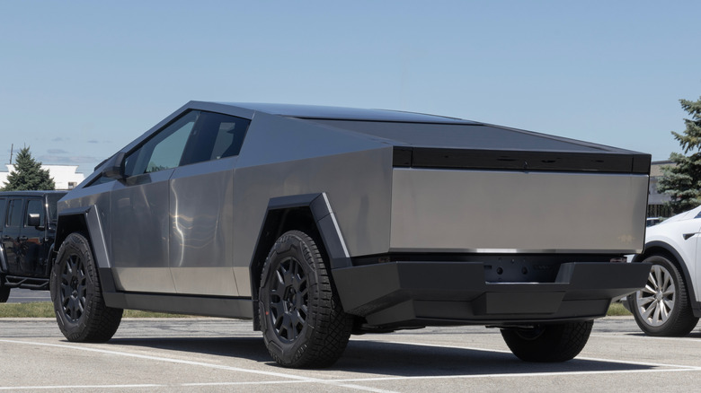पार्किंगमधील टेस्ला सायबरट्रकचे मागील 3/4 दृश्य