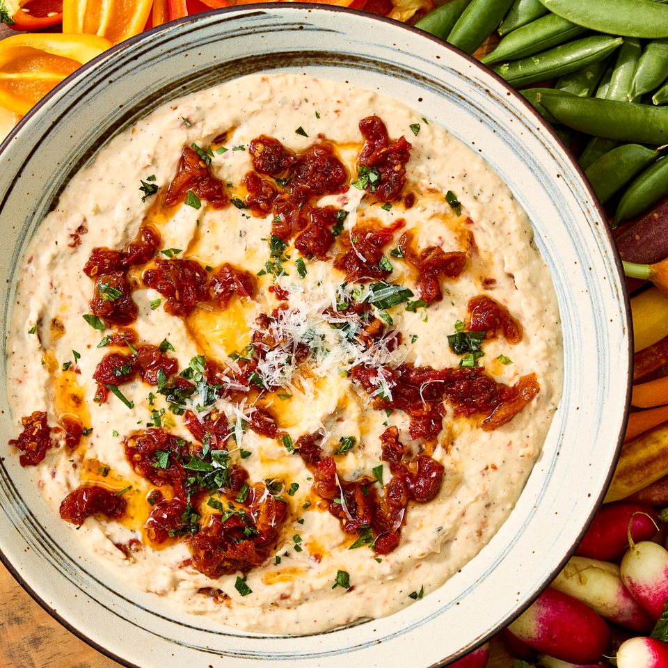 #1 भूमध्यसागरीय आहार स्नॅकचा फोटो जो तुम्ही बनवला पाहिजे छायाचित्रकार: हॅना हफहॅम, फूड स्टायलिस्ट: अमांडा स्टॅनफिल्ड, प्रॉप स्टायलिस्ट: जोशुआ हॉगल