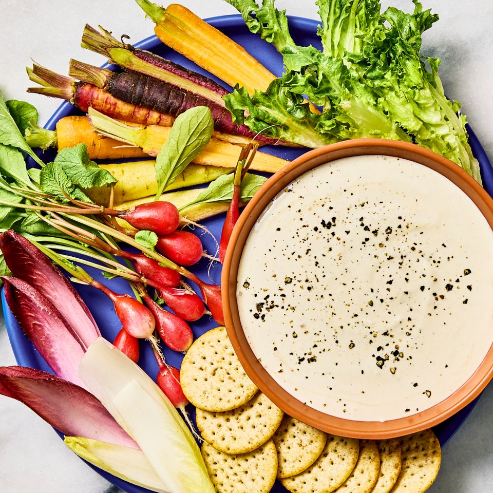 उच्च-प्रोटीन सीझर डिपची प्रतिमा छायाचित्रकार: मॉर्गन हंट ग्लेझ, प्रॉप स्टायलिस्ट: क्लेअर स्पोलेन, फूड स्टायलिस्ट: चेल्सी झिमर