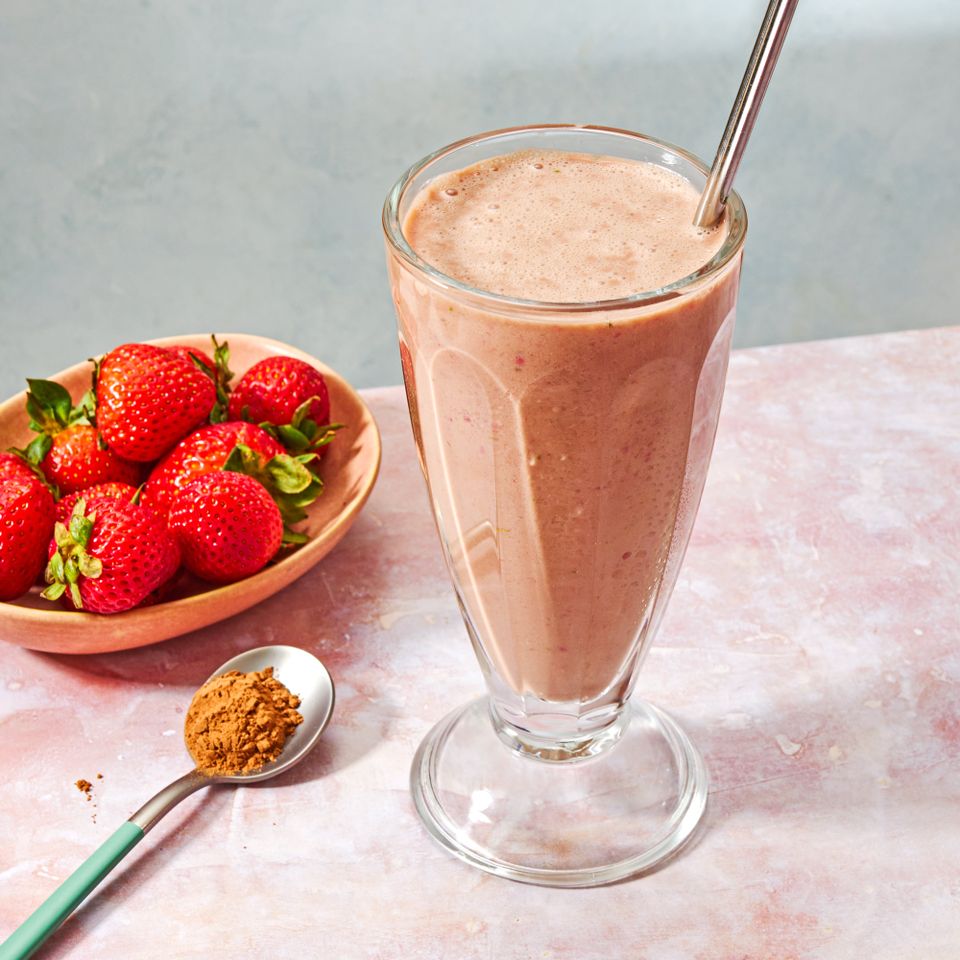 चॉकलेट-स्ट्रॉबेरी प्रोटीन शेकचा रेसिपी फोटो छायाचित्रकार: अली रेडमंड.
