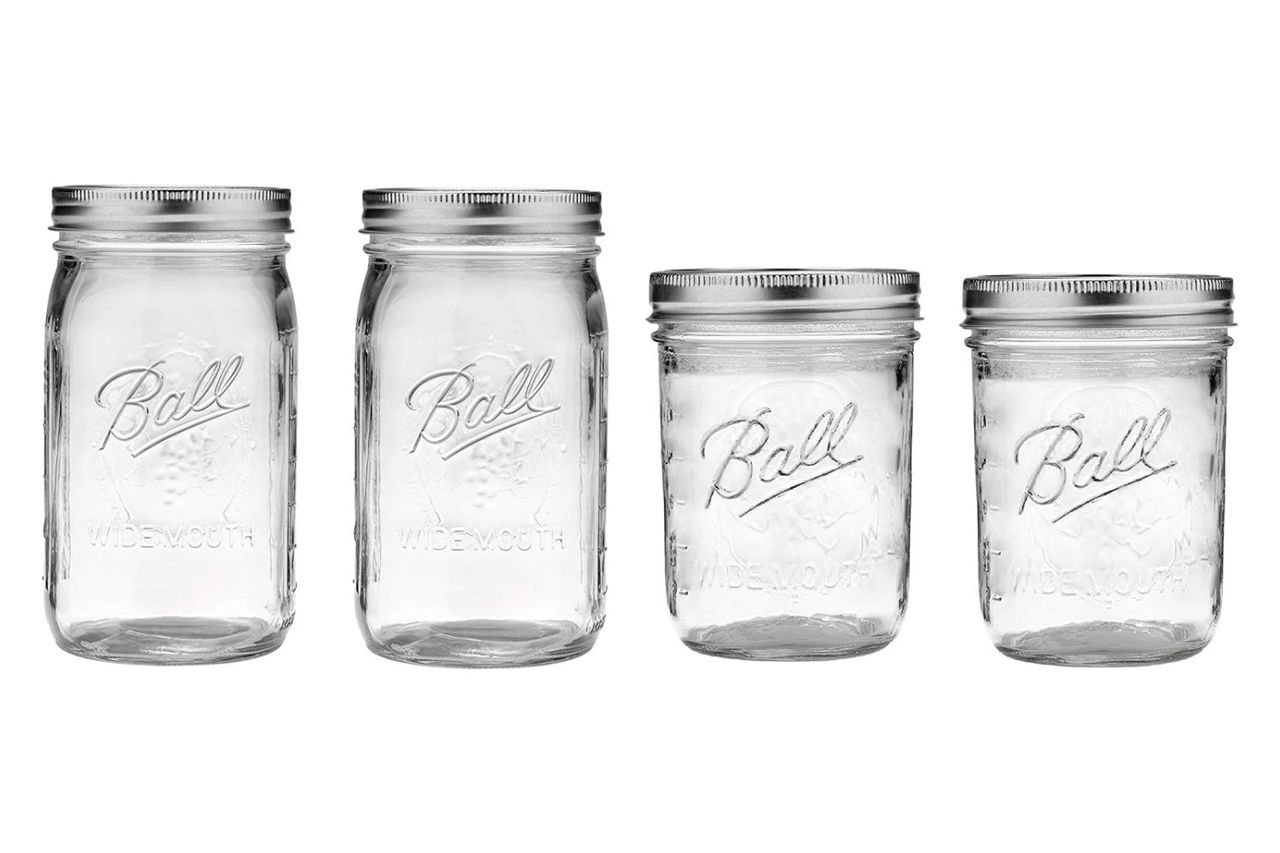झाकण आणि बँडसह बॉल मेसन वाइड माउथ जार, 4 चा सेट क्रेडिट: ऍमेझॉन