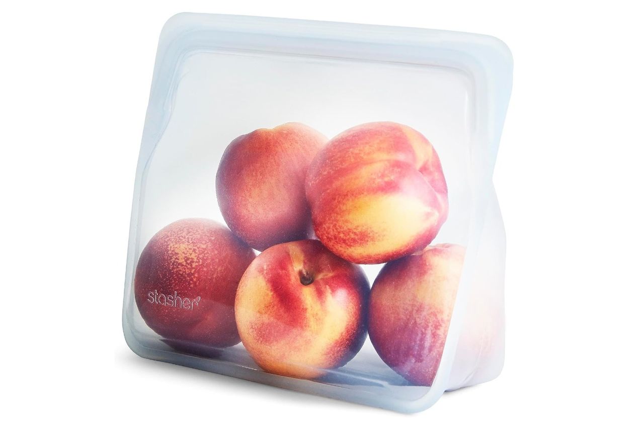 स्टॅशर सिलिकॉन रीयुजेबल स्टोरेज बॅग, स्टँड-अप मिड, पुन्हा वापरता येणारी फ्रीझर बॅग, मायक्रोवेव्ह, डिशवॉशर, क्रेडिट: ऍमेझॉन