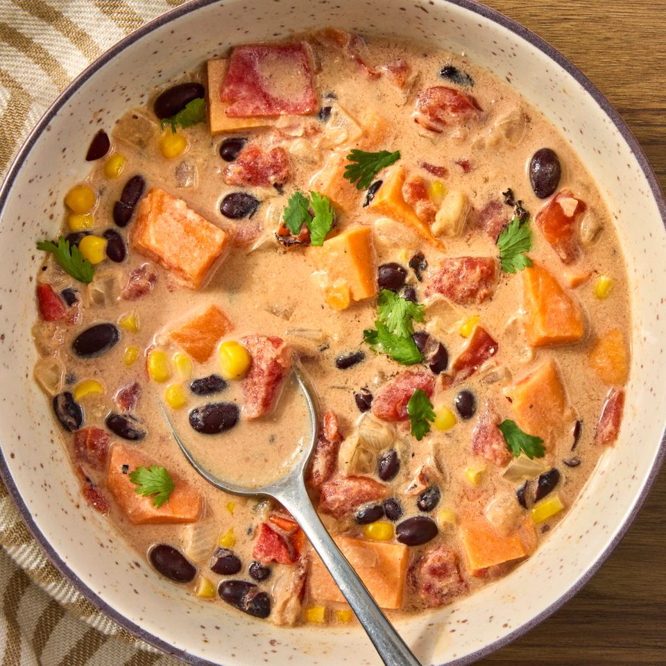 क्रेडिट: छायाचित्रकार: जेन कॉसी, फूड स्टायलिस्ट: एमिली नाबोर्स हॉल, प्रॉप स्टायलिस्ट: ज्युलिया बेलेस.