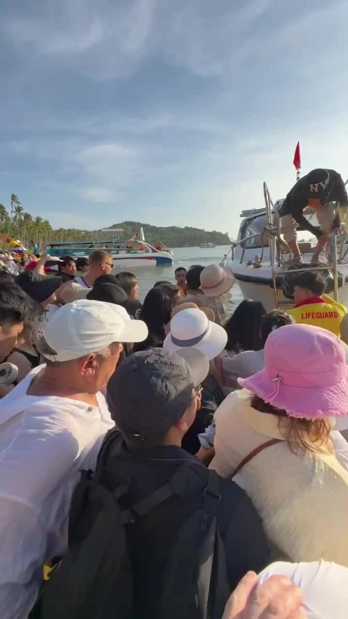 होन थॉम बेट सोडण्यासाठी पर्यटक डब्यात चढतात