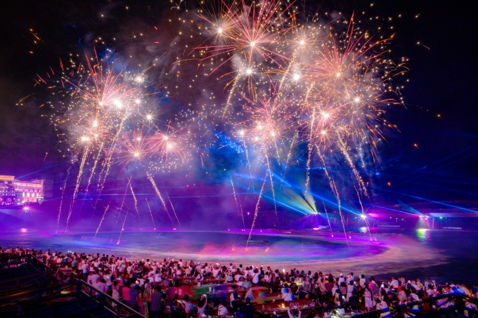 फु क्वोकला भेट देणाऱ्या पर्यटकांसाठी रात्रीचे फटाके शो ही खासियत बनली आहे. फोटो सौजन्याने सन ग्रुप