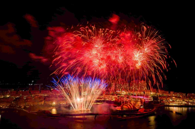 सनसेट टाउन, फु क्वोक येथे रात्रीची आतषबाजी. फोटो सौजन्याने सन ग्रुप