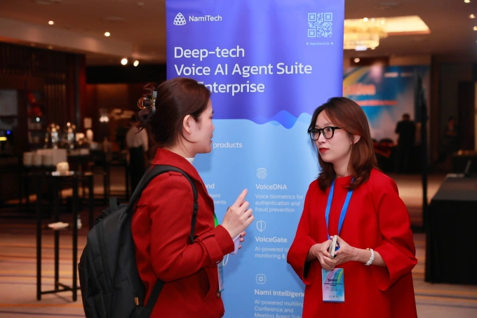 कार्यक्रमानंतर चर्चा करताना उपस्थित. फोटो सौजन्याने NamiTech