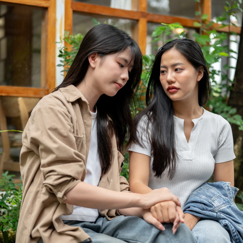 प्रेमापासून वंचित राहिलेल्या महिलेने तिच्या मैत्रिणीशी छान वागल्यानंतर माफी मागितली