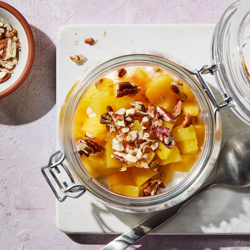 फळांसह कॉटेज चीज स्नॅक जारचा रेसिपी फोटो क्रेडिट: छायाचित्रकार: रेचेल मारेक, फूड स्टायलिस्ट: स्यू मिशेल, प्रॉप स्टायलिस्ट: स्कायलर मायर्स,