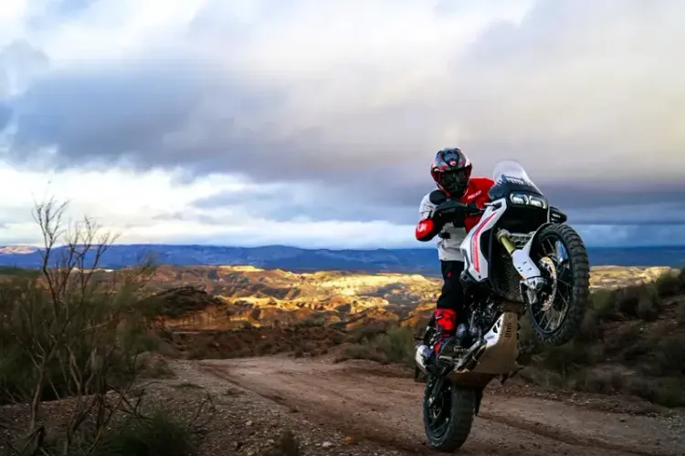 2026 डुकाटी डेझर्ट एक्स ॲडव्हेंचर मोटरसायकल 2