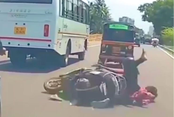 केरळमध्ये स्कूटरवरील महिलांचा अपघात