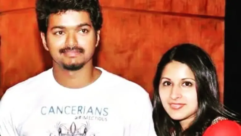 पांढरा टी-शर्ट आणि केशरी ड्रेसमध्ये जोडप्याचा क्लोजअप लुक