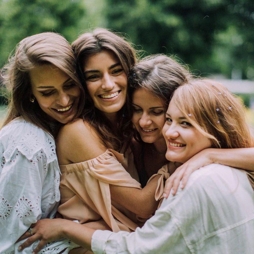 आनंदी मित्रांचा गट जो विश्रांतीच्या क्रियाकलापांद्वारे भेटला