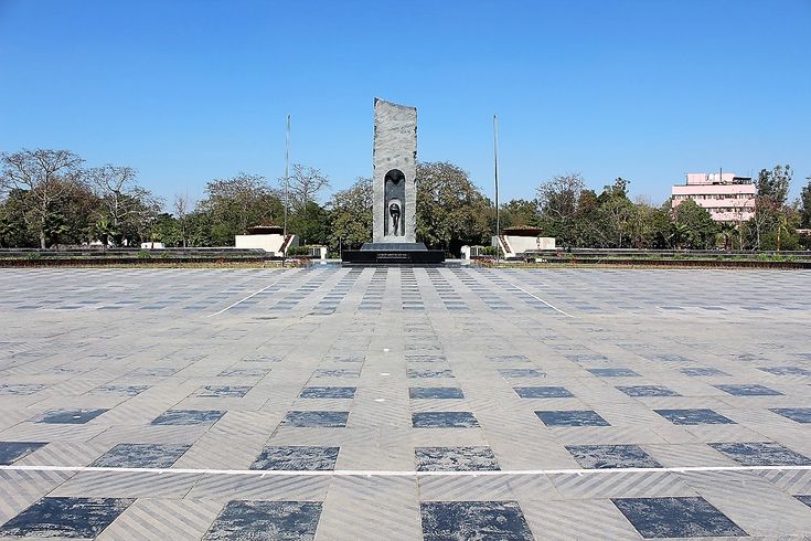 यामध्ये हे असू शकते: मध्यभागी स्मारक असलेला रिकामा चौक