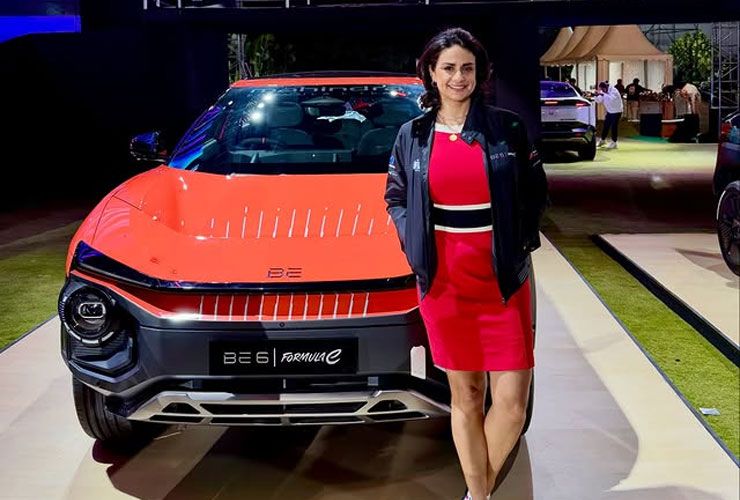 गुल पनाग आणि महिंद्रा बी६ फॉर्म्युला ई एडिशन