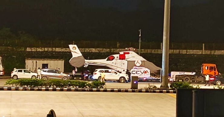 फ्लॅटबेडवर अंबानी हेलिकॉप्टर