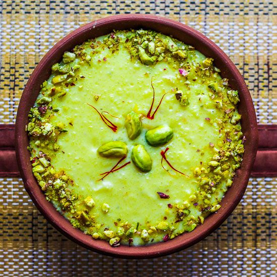 यामध्ये हे असू शकते: टेबलच्या वर हिरव्या अन्नाने भरलेली वाटी