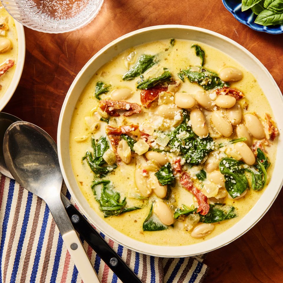 श्रेय: छायाचित्रकार: मॉर्गन हंट वॉर्ड, प्रॉप स्टायलिस्ट: फोबी हॉसर, फूड स्टायलिस्ट: एमिली नॅबोर्स हॉल.