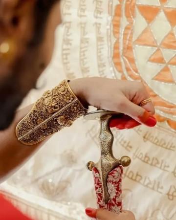 रश्मिका मंदण्णाने पालखीत हृदयाची खूण केली; विजय देवरकोंडा घोड्यावर बसून विरोशच्या 'पीरियडिक एरा'च्या आतल्या सजावटीप्रमाणे आला