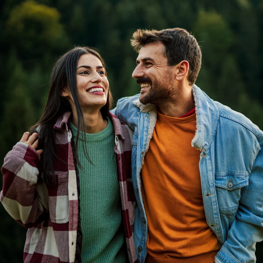 निरोगी संतुलित नातेसंबंधातील स्त्री आनंदी जीवन जगते