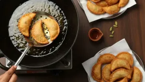 सोनेरी गुज्या तेलात तळून घ्याव्यात