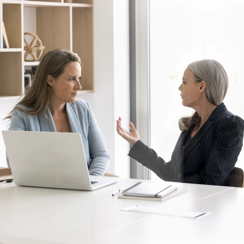 महिला बॉससोबत कामाच्या ठिकाणी सीमा ठरवते