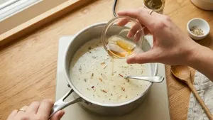 भिजवलेले जिलेटिन द्रव होईपर्यंत हलक्या हाताने गरम करा, नंतर थंड झालेल्या थंडाई दुधात मिसळा.