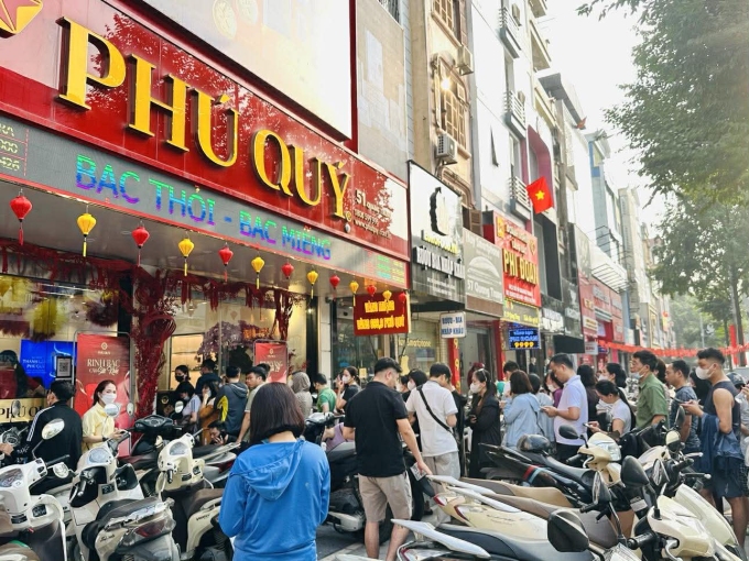 लोक 1 मार्चच्या दुपारी क्वांग ट्रंग रस्त्यावर (हा डोंग वॉर्ड) फु क्यू सुविधा येथे सोने खरेदी करण्यासाठी रांगेत उभे होते.