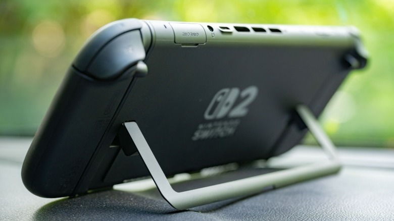 Nintendo Switch 2 त्याच्या किकस्टँडवर विश्रांती घेत आहे