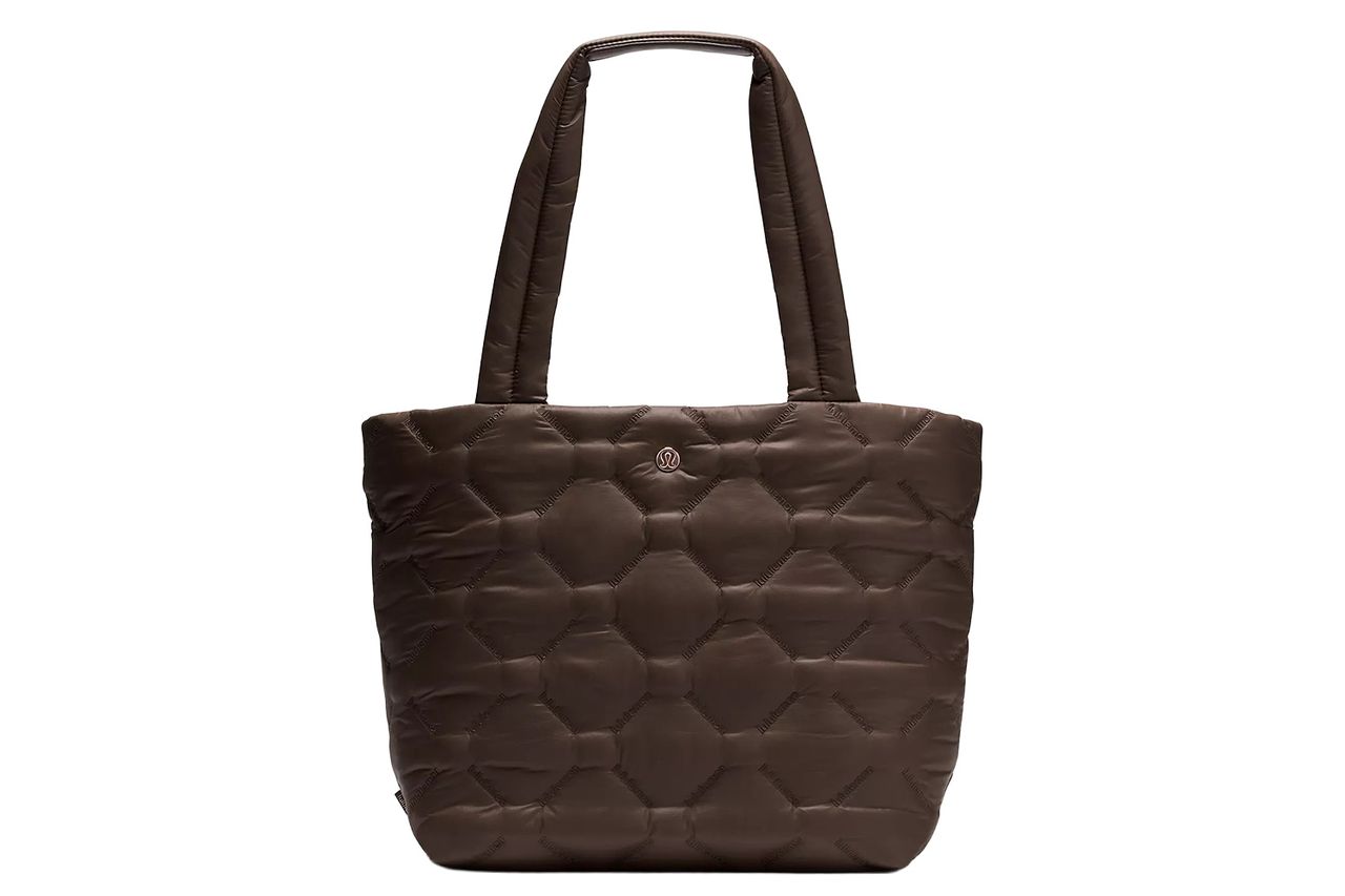 lululemon Quilty Pleasures टोट बॅग मध्यम 12L क्रेडिट: lululemon