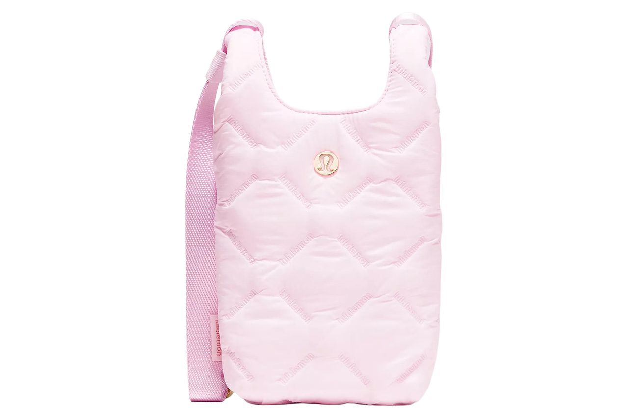 lululemon Quilty Pleasures फोन क्रॉसबॉडी बॅग 1L क्रेडिट: lululemon