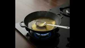 एका खोल पॅनमध्ये मध्यम आचेवर तेल गरम करा; योग्य प्रकारे गरम केलेले तेल भल्लांना चांगले फुगण्यास मदत करते आणि त्यांना अतिरिक्त तेल शोषण्यापासून प्रतिबंधित करते.